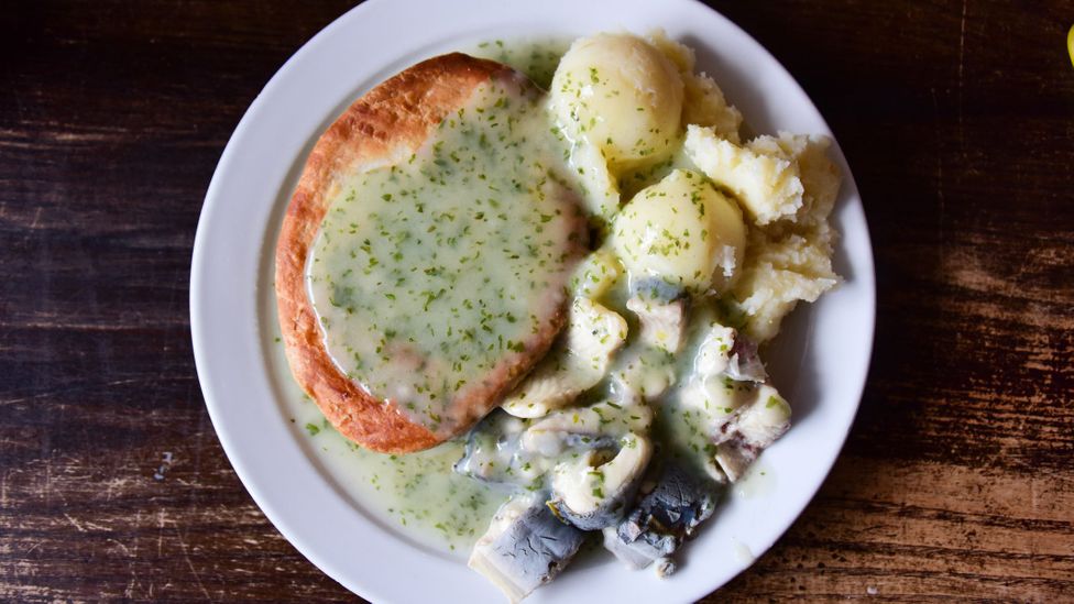 Plate of meat pie with liquor, mash and jellied eel